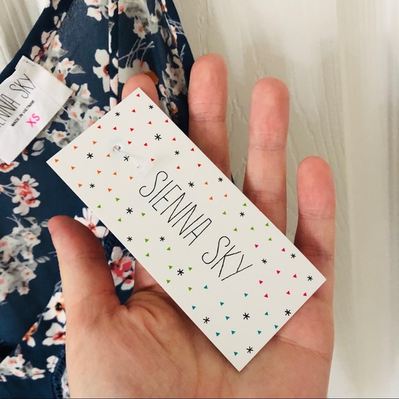 NWT SIENNA SKY Navy floral lightweight spaghetti strap tank top size XS - Picture 4 of 7